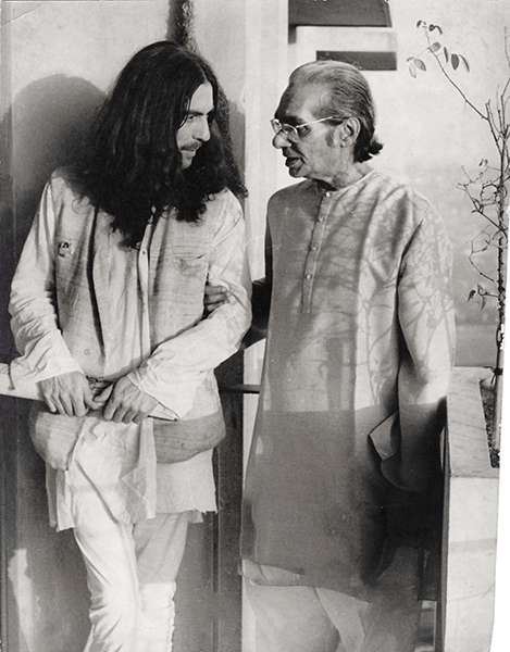 George Harrison na návštěvě u Udaye Shankara v Kalkatě v roce 1976. Zdroj https://scroll.in